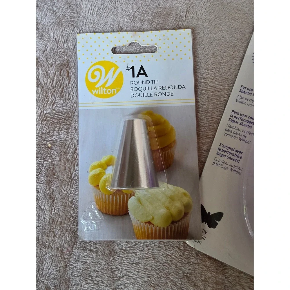 Wilton #1A Round Piping Tip and Sugar Sheets Butterfly Cutting Insert Set